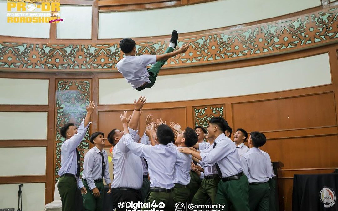 Berkongsi pandangan dan inspirasi kepada pelajar SMK Limbang dan SMK Agama LimbangPada sebelah petang, kami disertai oleh 80 pelajar dari SMK Limbang dan SMK Agama Limbang.